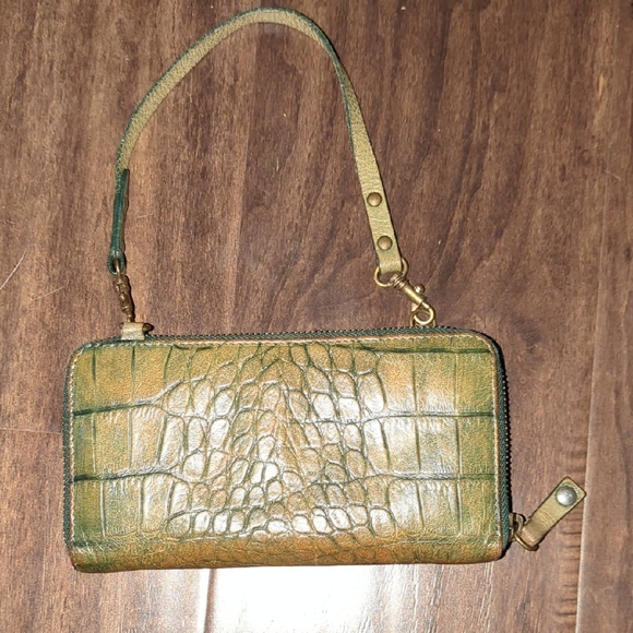 Max & Co. Handbags - Elegant Green Crocodile-Embossed Women's Clutch Wristlet Max & Co